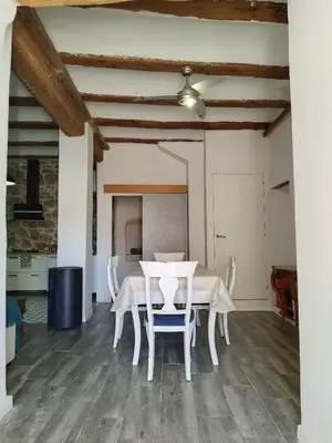 a dining room with a white table and chairs at kats chulilla in Chulilla