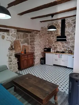a living room with a couch and a table at kats chulilla in Chulilla