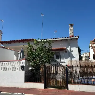 Casa mediterránea junto al mar.