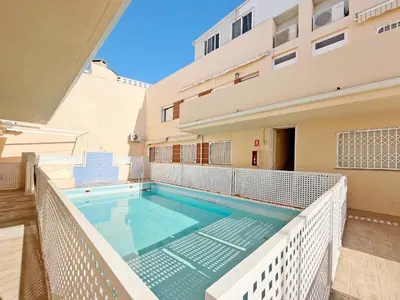 a swimming pool on the balcony of a building at Global Vacacional, Práctico apartamento con piscina en la playa de Canet in Canet de Berenguer