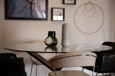 a dining room with a glass table and chairs at BUBUFLATS Mossén in Valencia