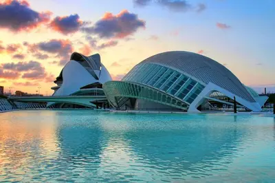 a view of a building with water in front of it at Valencia las Artes y Ciencias + Garaje + Netflix in Valencia