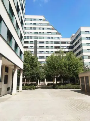 a large building with trees in front of it at Valencia las Artes y Ciencias + Garaje + Netflix in Valencia