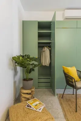 a room with a table and a chair and a plant at Green suite by Concept Flats in Valencia