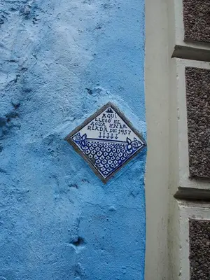 a tile on the side of a blue wall at SingularStays Roteros in Valencia