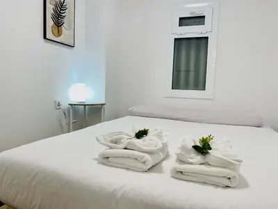 a room with two towels on a bed at BatFlats - RUZAFA in Valencia