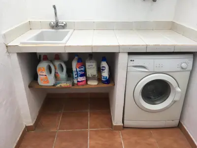 a sink and a washing machine in a kitchen at Pericos Gilet in Gilet