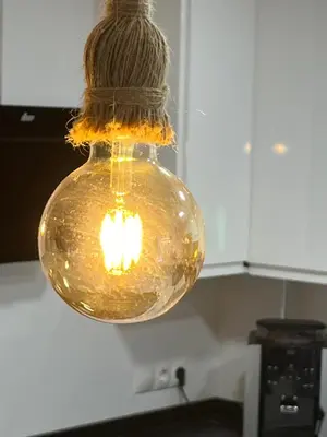 a glass light bulb hanging from a kitchen ceiling at MAGNÍFICO ADOSADO CERCA DEL MAR in Canet de Berenguer