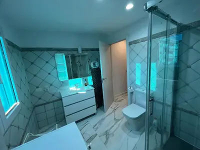 a bathroom with a shower and a toilet at MAGNÍFICO ADOSADO CERCA DEL MAR in Canet de Berenguer