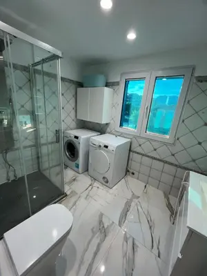 a bathroom with a shower and a washer and dryer at MAGNÍFICO ADOSADO CERCA DEL MAR in Canet de Berenguer
