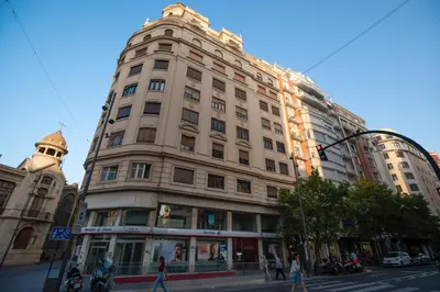 a tall building on the corner of a street at Mirador 1 del Mercado Central - habitacion con baño privado en el centro de la Ciudad Vella in Valencia