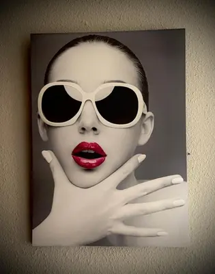 a picture of a woman wearing sunglasses and red lipstick at Habitación en la playa in Valencia