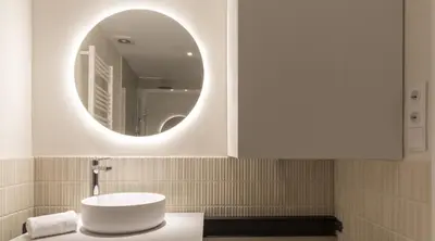 a bathroom with a white sink and a mirror at Osito Hub - Poeta Durán in Valencia