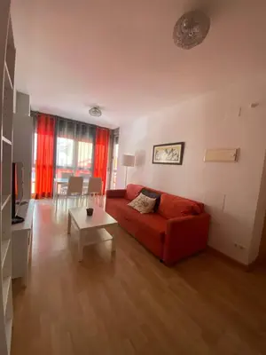 a living room with a red couch and a table at Excelente apartamento en Benimaclet in Valencia