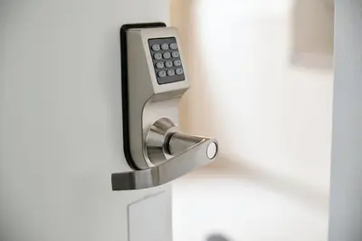 a close up of a door with a remote control at Apartamento soleado en plaza del Carmen in Valencia