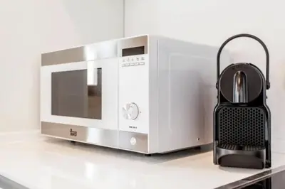a microwave oven sitting on top of a counter at Apartamento soleado en plaza del Carmen in Valencia