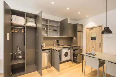 a kitchen with a washer and dryer at Mon Suites Jardín de Ayora in Valencia
