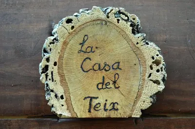 a piece of wood with the writing on it at La Casa Del Teix in Eslida