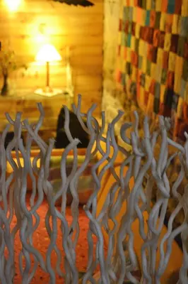 a room with a couch and a table with a lamp at La Casa Del Teix in Eslida