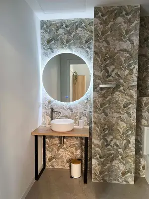 a bathroom with a sink and a mirror at Non Stress Templo in Valencia