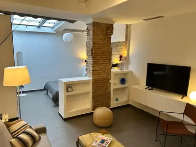 a living room with a couch and a television at Apartamento chic en Ciutat Vella in Valencia