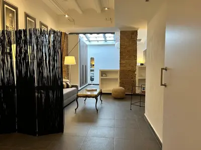 a living room with a couch and a table at Apartamento chic en Ciutat Vella in Valencia