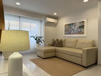 a living room with a couch and a lamp at Encanto exclusivo en pleno centro de Valencia in Valencia