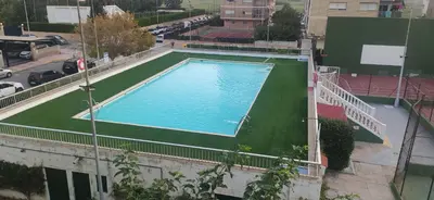 an empty swimming pool on top of a building at Apartamento pobla farnals playa precioso in Las Canteras