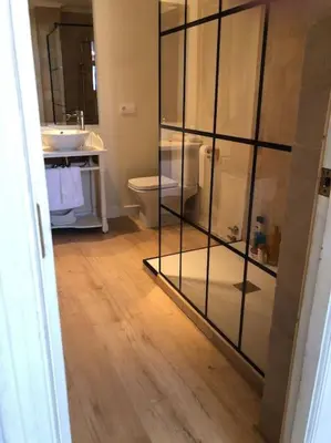 a bathroom with a toilet and a glass wall at Agradable Casa con maravillosas vistas in Chiva
