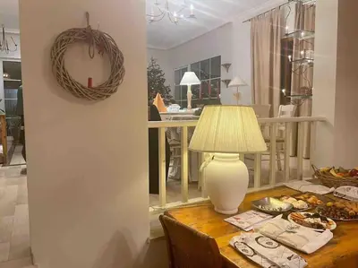 a room with a table with a lamp on it at Agradable Casa con maravillosas vistas in Chiva