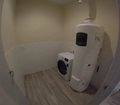 a room with a dryer and a washing machine at Loft para 6 pax, 15 min de Ciencias y Artes y AC in Valencia