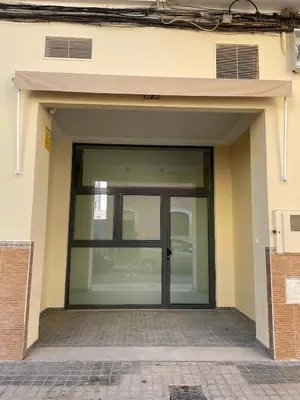 a garage with a glass door in a building at Loft para 6 pax, 15 min de Ciencias y Artes y AC in Valencia