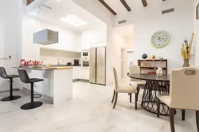 a kitchen and dining room with a table and chairs at Apartamento Exclusivo en Valencia in Valencia