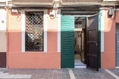 an entrance to a building with a green door at Apartamento Exclusivo en Valencia in Valencia