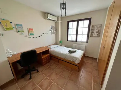 a bedroom with a desk and a bed and a desk at Oasis en Riba Roja del Turia in Riba-Roja De Turia