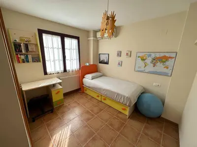 a small bedroom with a bed and a desk at Oasis en Riba Roja del Turia in Riba-Roja De Turia