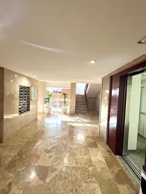 an empty hallway with a lobby with marble floors at Apartamento en la Playa Canet, muy cerca de Valencia in Canet de Berenguer