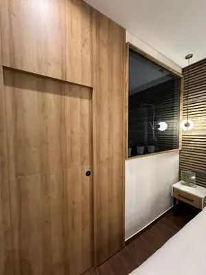 a room with a wooden door and a window at Fabulosa vivienda nueva a un paso de Plaza EspañA in Valencia