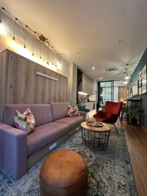 a living room with a purple couch and a table at Magnifica vivienda a estrenar junto a Plaza España in Valencia
