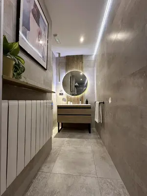 a bathroom with a sink and a mirror at Magnifica vivienda a estrenar junto a Plaza España in Valencia