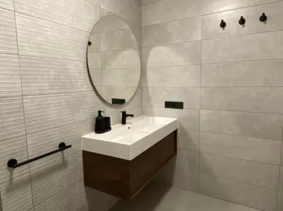 a bathroom with a sink and a mirror at Acogedor apartamento en primera línea de playa in Canet de Berenguer