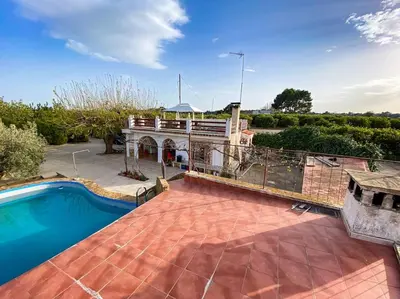 an image of a house with a swimming pool at Villa Caliqueña, casa de campo in Torrent