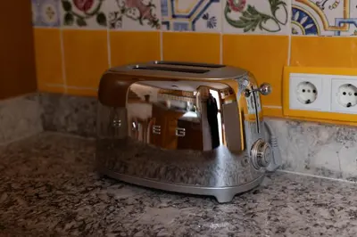 a toaster sitting on a counter in a kitchen at Villa en Valencia, piscina privada y metro 500m in La Eliana
