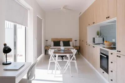 a kitchen and dining room with a table and chairs at Coliving La Alfareria in Valencia