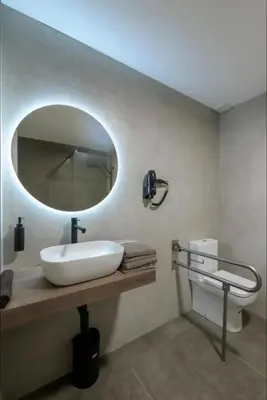 a bathroom with a sink and a mirror at Céntrico 6 personas Ciencias Oceanografico in Valencia