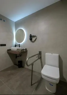 a bathroom with a toilet and a sink and a mirror at Céntrico 6 personas Ciencias Oceanografico in Valencia