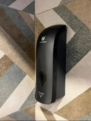 a black iron sitting on a checkered floor at Céntrico 6 personas Ciencias Oceanografico in Valencia