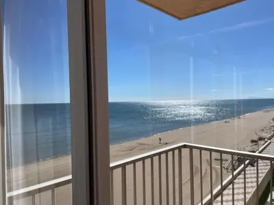 a balcony with a view of the beach and the ocean at Apartamento con Vistas Panorámicas in Sueca
