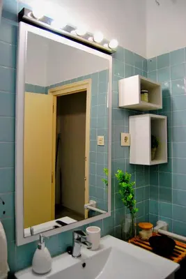 a bathroom with a sink and a large mirror at Habitación céntrica in Valencia