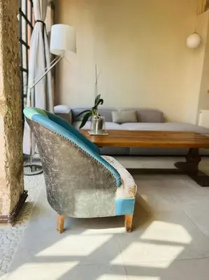 a living room with a couch and a chair at Loft a 5min de la playa in Valencia